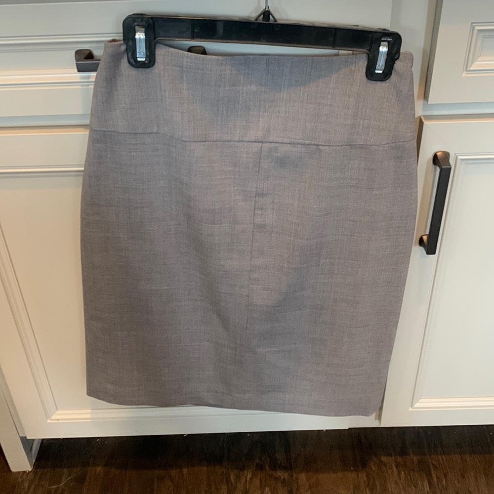 Gray pencil size 4 skirt. Dry cleaned.